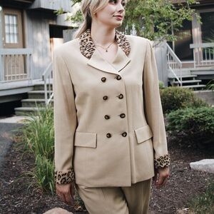 Kasper Pants Suit Women size 14, 2-Piece Beige with faux leopard leather details